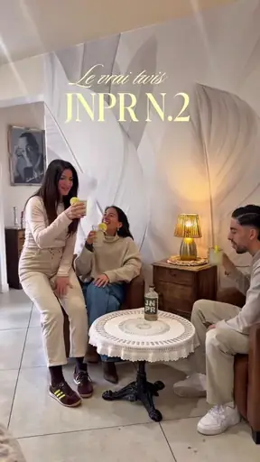 Trois amis qui trinquent dans un salon, pour une marque de boisson